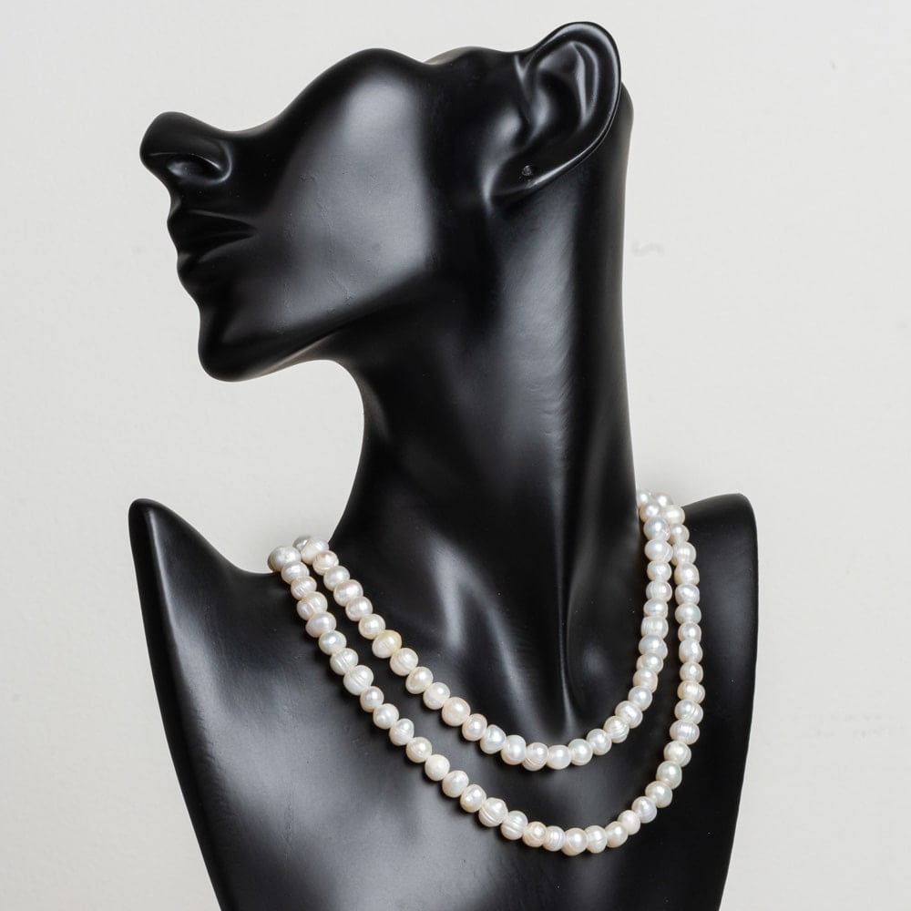 Shop online | Colier dublu din perle la gatul unui manechin