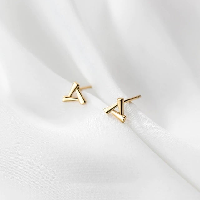 CERCEI DIN ARGINT TRUST GOLD pe un material de culoare alba.
