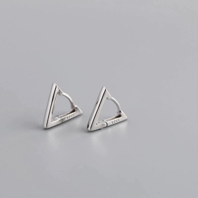 CERCEI MICI DIN ARGINT TRIANGLE SILVER pe fundal gri