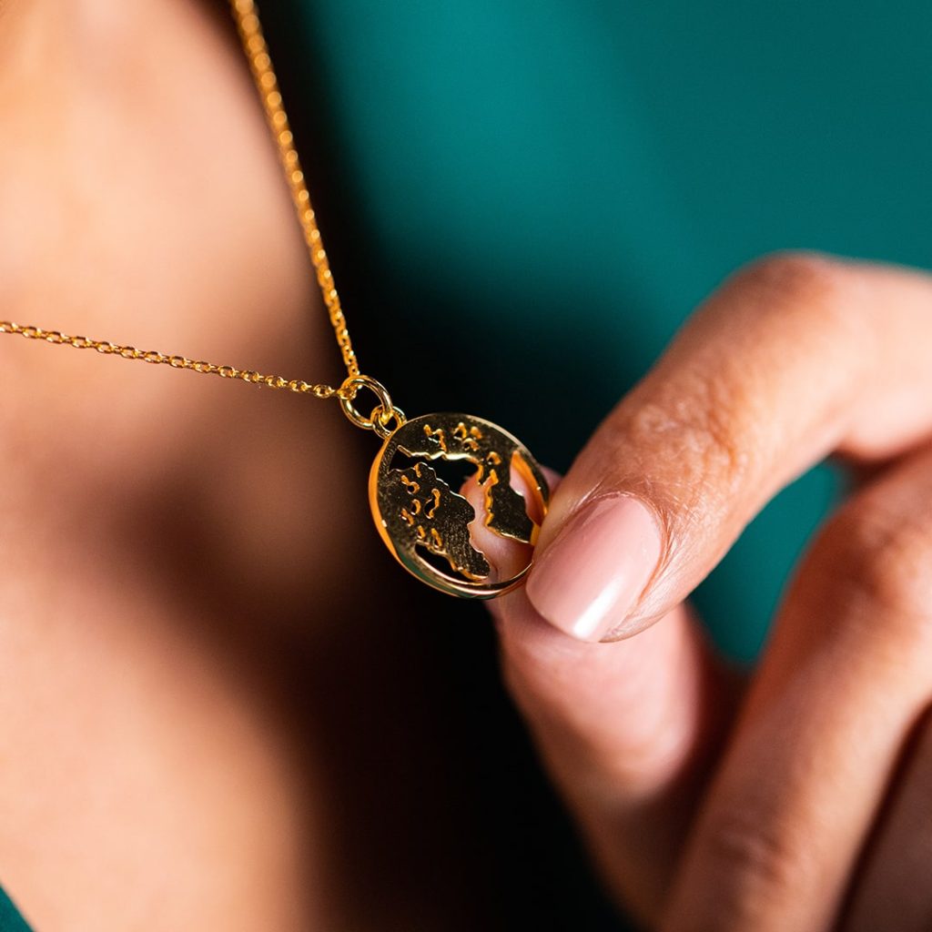 Lănțișor din argint Earth purtat de o femeie cu bluza verde