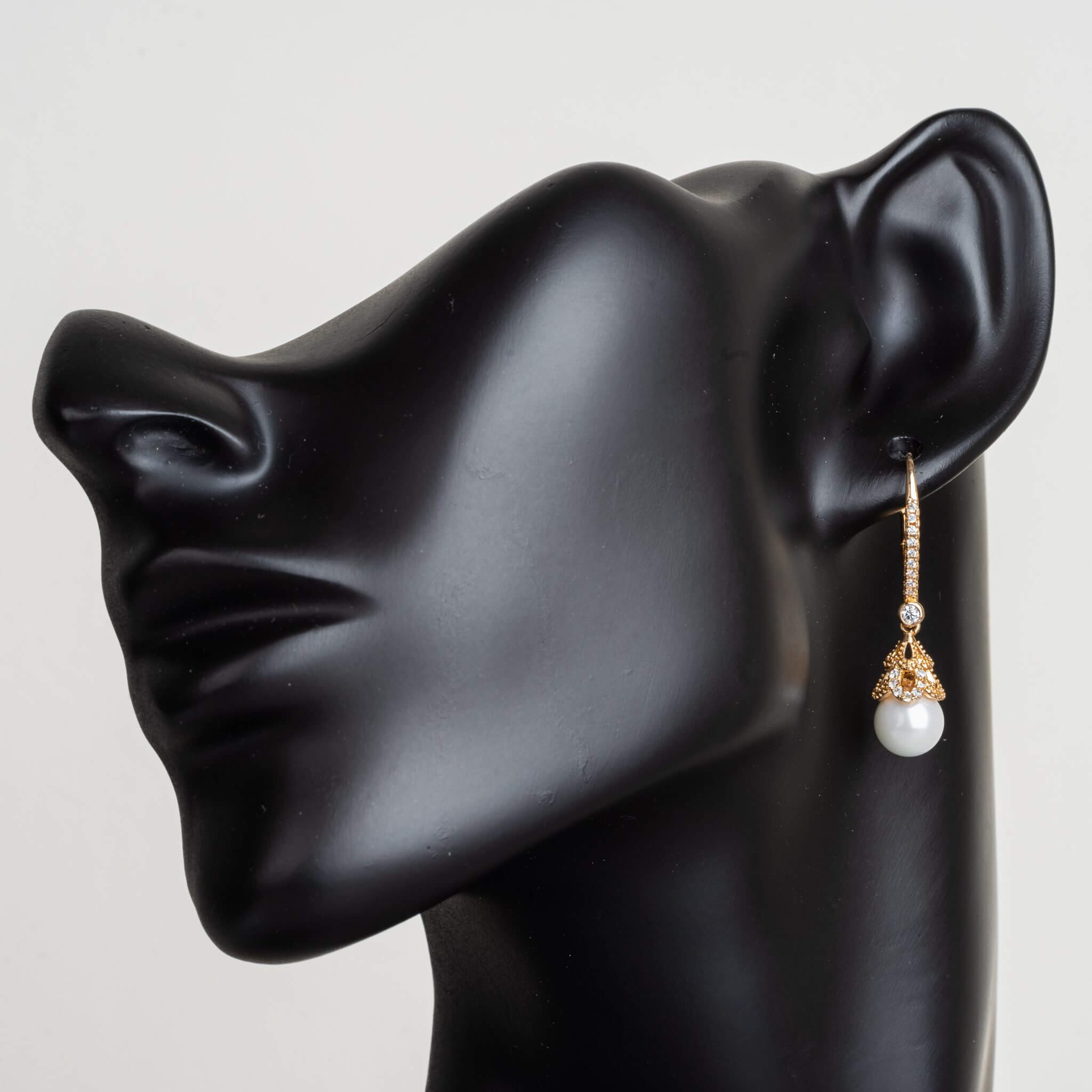 Shop online cercei lungi cu perle la urechia unui manechin