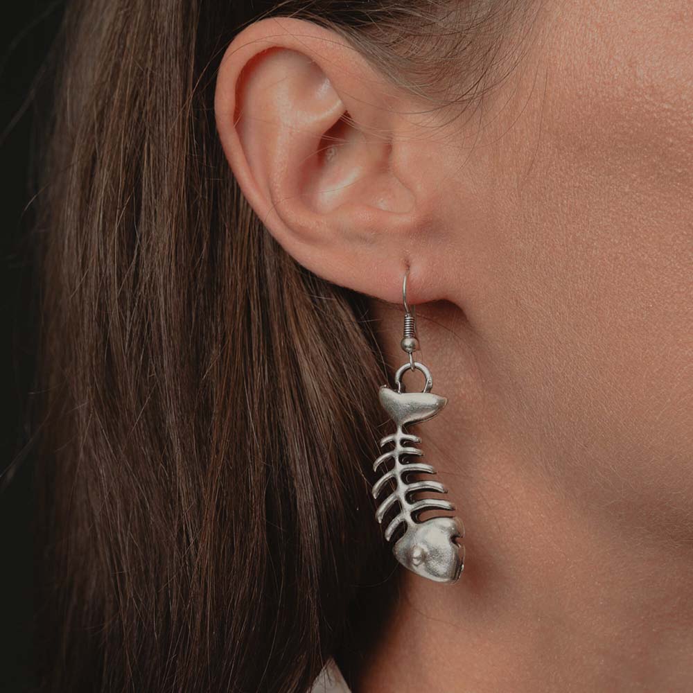 CERCEI PLACATI CU ARGINT FISH purtati la urechea unei fete