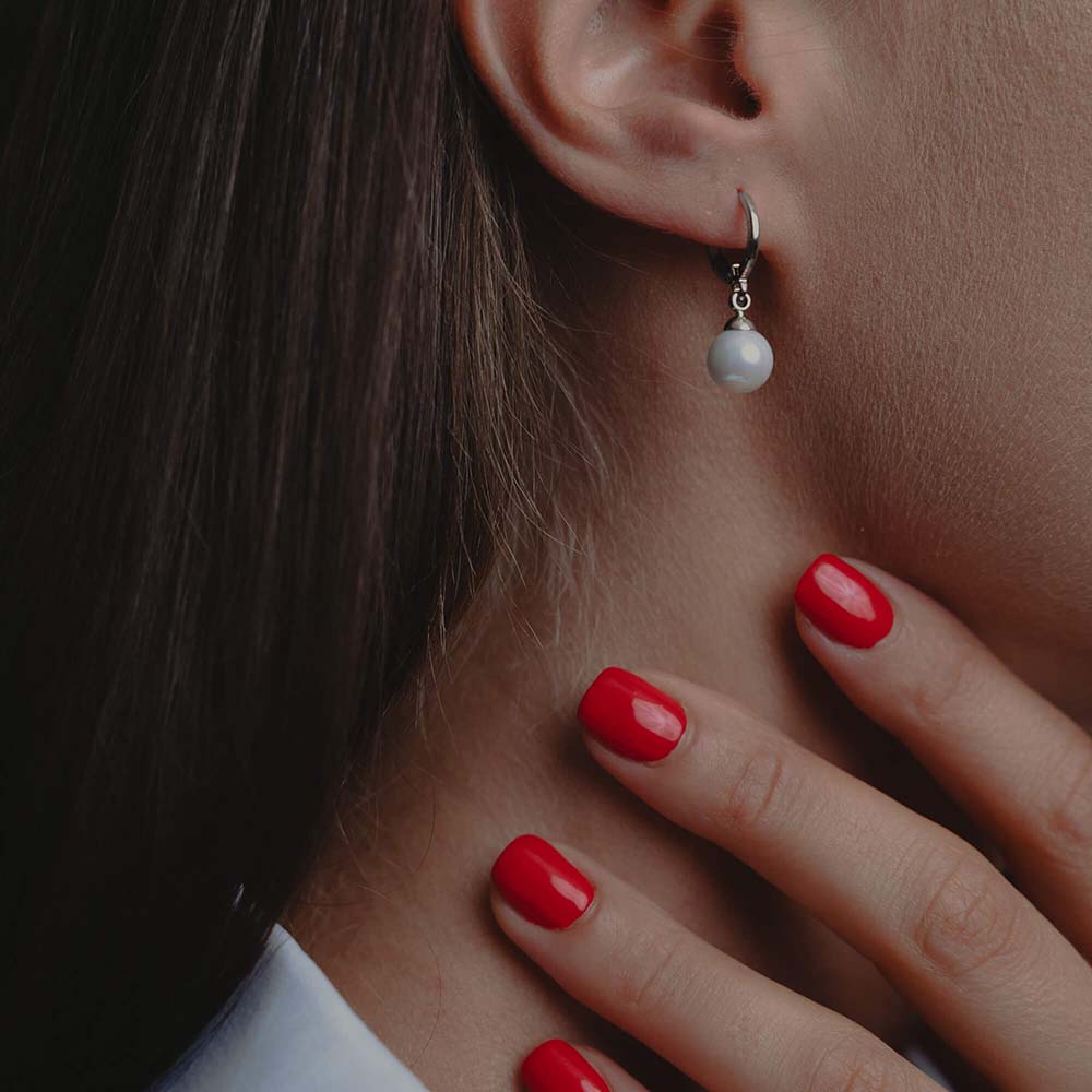 CERCEI PLACATI CU AUR ALB CLASSY purtati de o fata cu unghii rosii