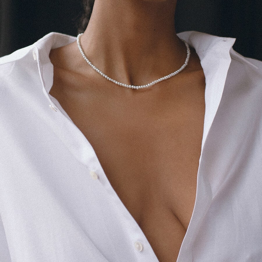 Colier argint si perle mici 2mm Suave purtat la gatul unei femei cu camasa alba